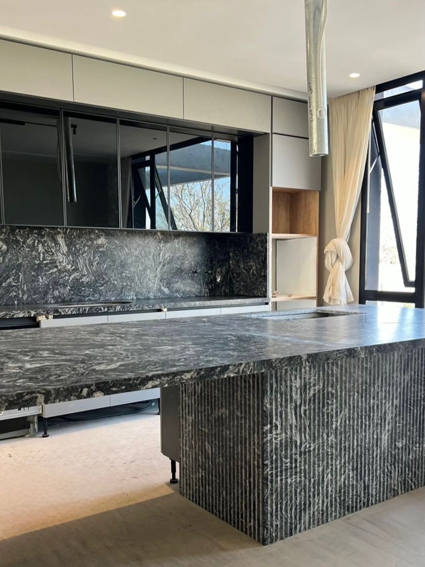 Revestimiento de cocina en Negro Boreal