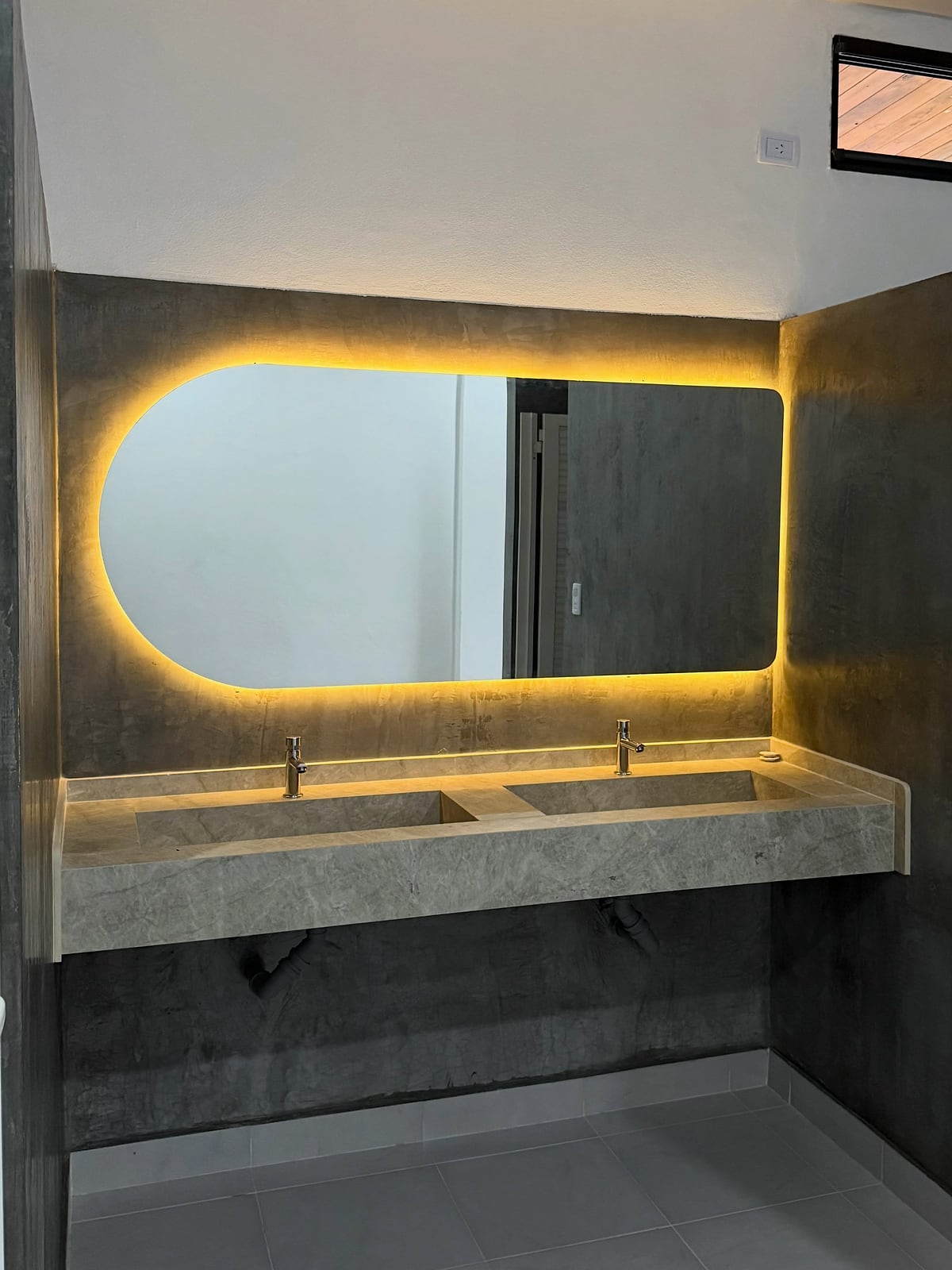 Baño con mesada iluminada en Suprastone Taj Mahal