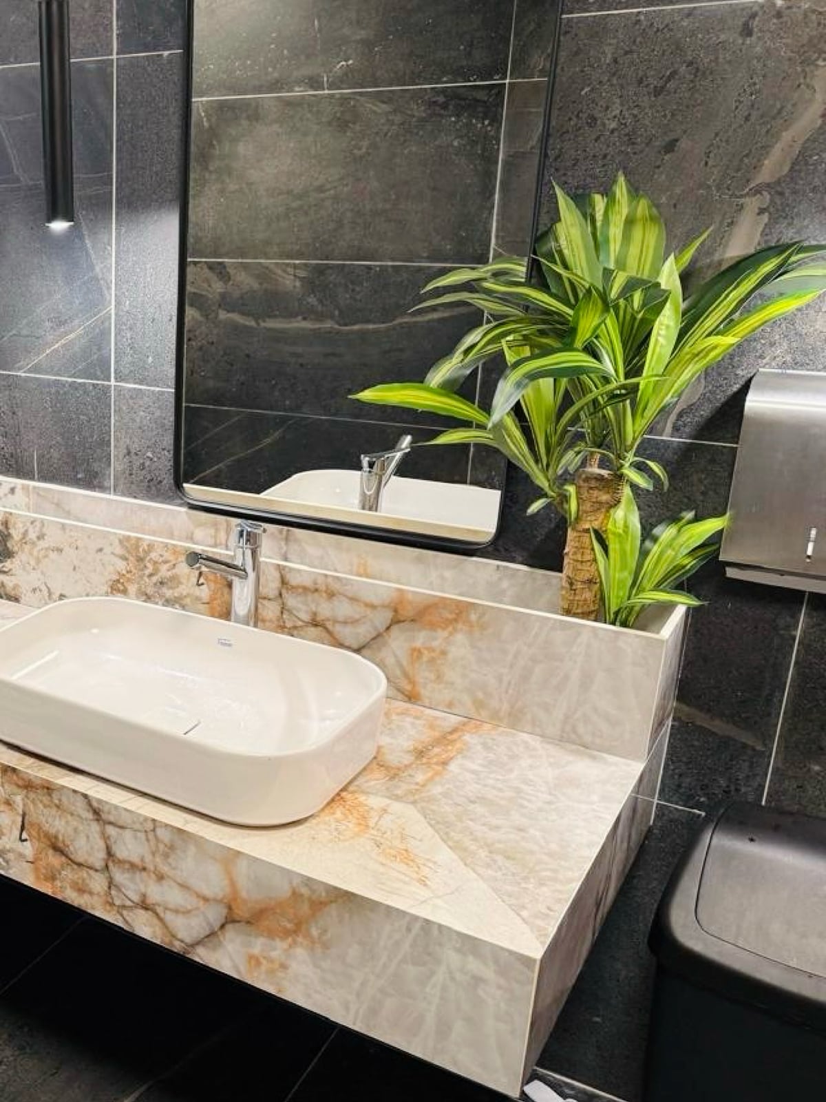 Mesada de baño en Patagonia Golden con bachas de apoyo
